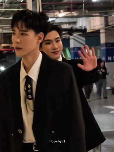 look at Perth's visual, he's so stunning and gorgeous!! #perthsanta #perthtanapon