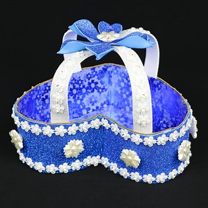 962K views · 18K reactions | how to make a gift basket at home Cómo hacer una canasta de regalo en casa. Necesario: 1. cartón 2. Papel de envolver 3. encaje decorativo 4. pegamento 5. pistola de pegamento 6. tijeras | Crafts Dude | Facebook