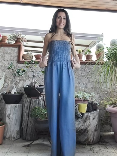 Elegante senza sforzo Tuta a fascia color jeans con pantaloni palazzo: fluida, super femminile e davvero straordinaria. #tuta #outfitdonna #modadonna #stile #look