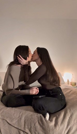 Part 7/8 💬❤️ Relationship balance, who asked who, when it got serious & the dating profiles that started it all… #wlw #wlwcouple #longdistancerelationship #storytime @Anaïs Eyar @Carrie Nelmes