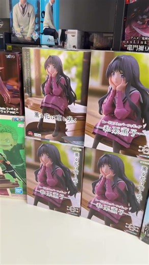 Paquete lleno de figuras anime #figurasanime #figuras #frieren #lanoblezadelasflores #kaorukowaguri