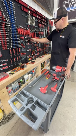 Quick trip down the ‪@Toolgrid‬ walls to gather what we need to tear down the Jeep 👍