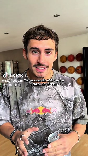 Alle carbs die ik nodig heb terugpakken met het laatste broodje… je kan deze (van Leauf) en de rest bestellen bij @Thuisbezorgd #thuisbezorgd -AD#CapCut