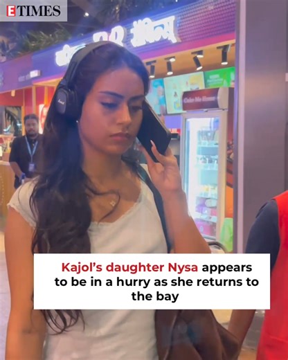 Comfy style Minimal makeup = Perfect airport look! Just like her mom #Kajol, #Nysa also appears to be in a hurry as she's spotted by paparazzi at the airport ✈️✈️ | ETimes