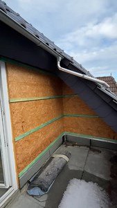 🪵🏡 Balkonverkleidung mit Nut- & Federbrettern – Schritt für Schritt! Heute ging es endlich daran, den Balkon mit Nut- und Federbrettern zu verkleiden – ein richtig schönes Projekt mit viel Holzarbeit 🔨 Als Unterkonstruktion habe ich imprägnierte Dachlatten montiert und darauf anschließend die Nut- und Federbretter befestigt. Am schönsten ist es natürlich, wenn man die Bretter fest vernagelt, weil die Nägel optisch kaum auffallen 👌 In meinem Fall habe ich sie verschraubt – würde ich so nicht