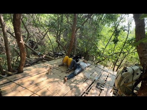 While staying in a high-rise shopping mall, mysterious noises echoed, and her boyfriend started a...