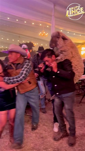 El baile del guajolote es una danza tradicional que se baila en bodas en comunidades indígenas de México. Es una costumbre y ritual prehispánico que evoca la dote que recibían las mujeres al casarse. | Grupo Lince