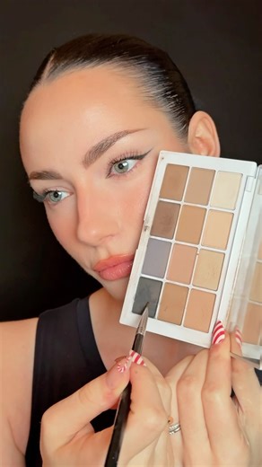 Amanda Benko | Sultry eye makeup tutorial 🔪 This makeup hack of applying setting powder over your pencil liner is a game changer, you can thank me later.... | Instagram