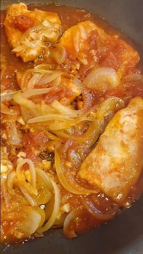 豚ロース厚切り肉を煮込んでいく