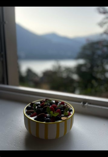 ✨ PANNACOTTA ALLA VANIGLIA ✨ Direttamente dal Lago di Como, ti porto nella mia cucina da chef privato. Oggi ti faccio scoprire come preparo una delle mie coccole preferite: la Pannacotta alla Vaniglia, un dolce semplice ma elegante, perfetto per chi ama i sapori autentici. 🍴 Questa è solo una delle esperienze che potrai vivere con la mia “Vacanza con lo Chef”: 👉 Tu sogni il piatto, io lo realizzo. 👉 Tu ti rilassi, io penso a tutto. 👉 Tu ti godi la vacanza, io ti vizio a tavola. Vuoi scoprire