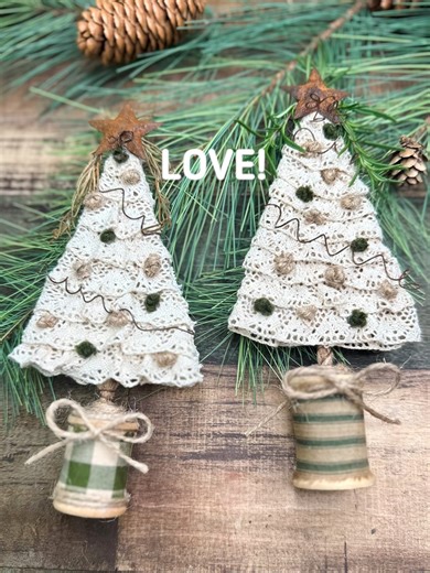 🌲✨Y’all… these sweet little trees came together with just a few simple pieces & a whole lotta rustic love…🤎 It’s proof that you don’t need fancy supplies — just a bit of imagination and a hot glue gun! 😉 Happy crafting! 🤎🌲 #lonetreerustics #rusticchristmas #diyholidaydecor #spooltree #primitivecrafts #diy #crafts | Lone Tree Rustics