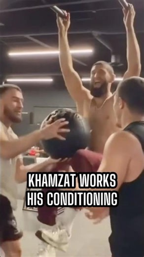 😅 Khamzat Chimaev working through brutal core conditioning set 🎥: @Susurkaev_dikiy