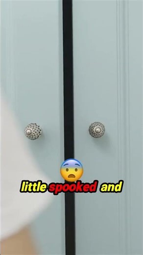 FREEZING moment caught on camera: The closet door CLOSES BY ITSELF! 😱