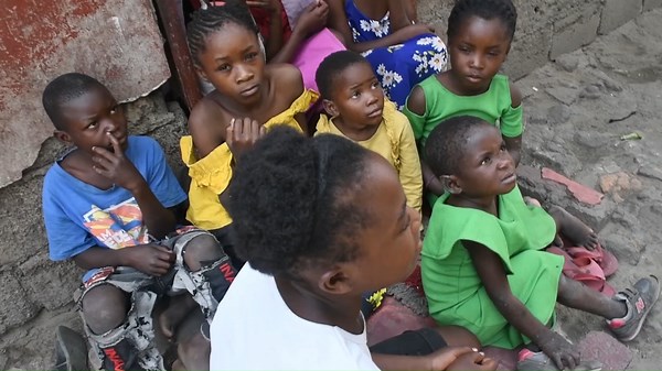 TWO ABANDONED CHILDREN WITH UNKNOWN SKIN CONDITION SPREAD IT TO 9 OTHER FAMILY MEMBERS. The family of the two girl children of Kanyama Compound in Lusaka suspected to have scabies have spread it to the entire family of eleven where they are being kept. After airing the story of the two children last week who have been ravaged by skin rash, some people have responded favorably by donating groceries and money to the family but upon visiting them today it has been discovered that the rush is contag