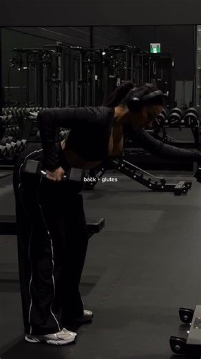 STRONG BY SIM on Instagram: "back + glutes together .. 😮‍💨 10/10 wearing @gymshark code SIM10 to save - adapt animal long sleeve crop top - wordmark track pants - soft sculpt shorts workout - rdl’s - chin ups - bulgarian split squats - bent over row - cable kick backs 📍 @onixathletic . . . #fitness #glutes #backworkout #workout #legday"