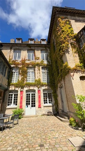[Une journée, un musée] Nous avons passé une heure au Château-Musée de Dieppe, et, quelle belle expérience 😍 ! Entre son emplacement majestueux en surplomb de la mer, la beauté de son architecture et sa collection impressionniste, la visite vaut vraiment le détour. Alors, envie de venir le découvrir? 🤓 📸 Aurore Lebreton WLT 🚩 Normandie Tourisme Dieppe-Normandie Tourisme Musée de Dieppe | Les Voyages Impressionnistes