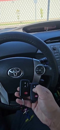 Toronto, 2013 Toyota Prius program new key fob #autolocksmith #carkey #keymaker #keyreplacement