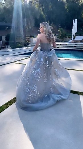 Brad Goreski on Instagram: "I couldn’t resist! It’s too magical! 💫 @kaleycuoco @oscardelarenta @daniela_viviana #goldenglobes #cinderella #fairytale"