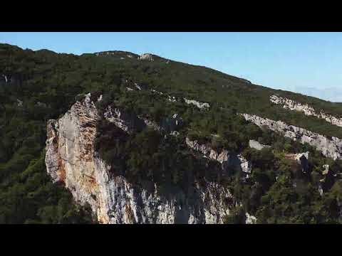Montagnes verdoyantes vues d’en haut