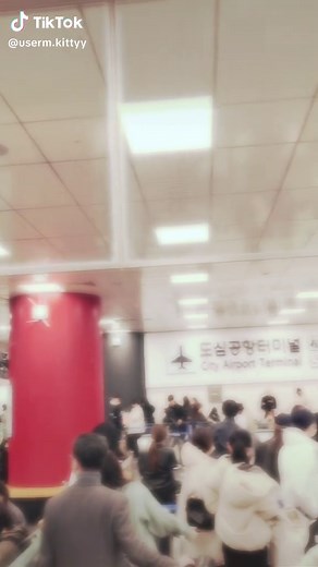 2025年3月14日のソウル駅事前チェックインが激混み。A’レックスの乗車券も売り切れで14:10分以降のチケットの販売しか無く😱11:24分に列の後ろでチェジュ航空90分待ちに絶望感でしたが、おかげ様で12:50に手続きが出来き14:10ソウル発14:50に仁川第1タミ着急ぎ足で顔認証入国審査走って37番ゲート16:05の飛行機✈️に無事乗れました。怖すぎ❗️ #ソウル駅出国審査 #ソウル駅事前搭乗手続き #韓国空港鉄道 #空港鉄道arex
