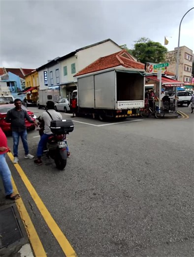 Mike Lew 415 on Instagram: "Walkthrough of a street in Little India 🇸🇬"