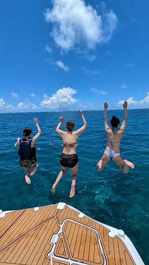 女の子同士でも参加大歓迎！！ インスタ映えする写真いっぱい撮りますよ〜〜！ - - - - - - - - - - - - - - - - - - - - - - - - - - - - - - - - - - - - - - - - - - - - - 沖縄の海で一組貸し切りのプライベートツアー! 【フォーティーンマリン沖縄】 @Fourteen Marine Okinawa あなたのご希望に沿ったオーダーメイドツアーをご提案 ご家族や友人、恋人など大切な人と特別な時間を。 - - - - - - - - - - - - - - - - - - - - - - - - - - - - - - - - - - - - - - - - - - - - - #フォーティーンマリン沖縄 #沖縄 #沖縄旅行 #無人島 #ビーチ #ボートツアー #プライベートツアー #貸し切り #海 #旅行