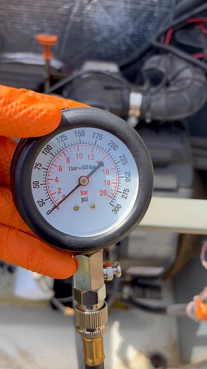 Hoy hicimos una prueba de compresión en un Generac Guardian que no quería arrancar… Y mira el resultado ¡0 psi! 👀 ¿La causa? Las válvulas estaban completamente fuera de ajuste. Cuando las válvulas no sellan bien, el motor pierde compresión, no enciende, y el arranque se vuelve eterno. ⚙️ Este tipo de problema es más común de lo que muchos piensan, especialmente en generadores que llevan tiempo sin mantenimiento preventivo. 📍 Ponce, Puerto Rico 📞 719-464-2256 🌐 www.tacticalpowerpro.com #Gener