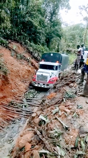 Did you know that vehicles this size travel this road to Chocó? Well, here we show you #countryside