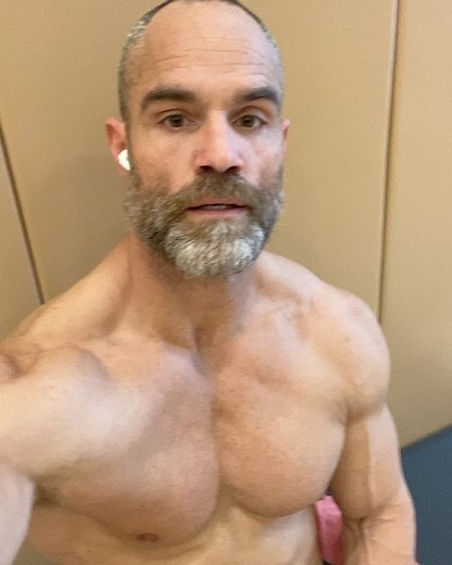 Brian Patrick Wade on Instagram: "Its just about being consistent!!! Don’t quite, don’t stop, keep grinding!! #health #fitness #menshealth #dadbod #perseverance #passion"