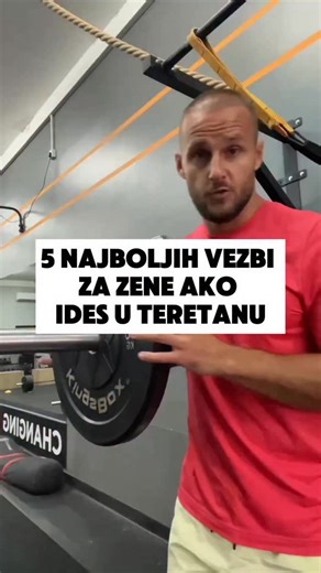 Jaka Juvan | Online Trener Za Mršavljenje on Instagram: "Ako želiš oblikovano telo, čvrste noge, zategnutu zadnjicu i snažna leđa – ovo su vežbe koje NE SMEŠ da preskočiš 👇 1️⃣ Čučanj – kraljica svih vežbi za noge i gluteus. 2️⃣ Hip Thrust – broj 1 za oblikovanu zadnjicu. 3️⃣ Rumunsko mrtvo dizanje – za jake gluteuse, zadnju ložu i donja leđa. 4️⃣ Veslanje sa bučicama u pretklonu – za snažna leđa i pravilno držanje. 5️⃣ Rotacija sa elasticnom trakom – za uzak struk i jak core. 💡 Zapamti: nije