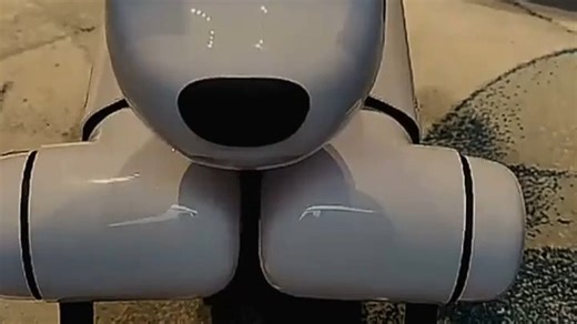 女儿爱不释手的蔚蓝阿尔法机器狗BabyAlpha，智能互动陪伴，缓解独处焦虑。家务忙碌时它自动陪玩，安全又解压，家庭生活更温馨！