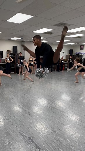 33K views · 10K reactions | dance team vibes with @emily.gilli @beataddiktsunited @tigerfriday @wcudanceteam @tigrsociety #TIGRICON #tigrsociety⚔️ #dancer #dance #danceteam #jazz #dancing #anthonyhunt #viral #fyp #maledancer #legs #flexible #turns #leaps #jumps #tigerfriday #boysdancetoo | Anthony Hunt | Facebook