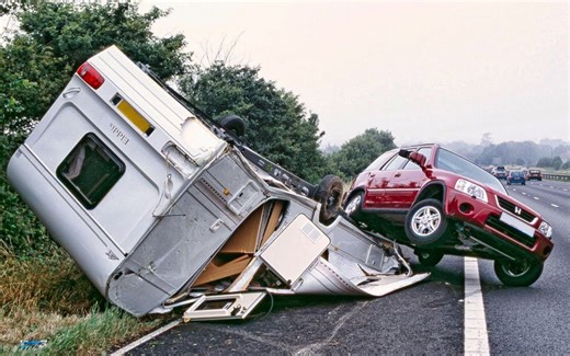 拖挂房车死亡摇摆车祸过程合集，还有斗气、别车、跑路。。。