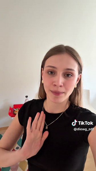 Wie läuft eigentlich unser Casting für eine neue WG Staffel ab? 🥰 Ihr könnt euch übrigens noch für die neue Mädchen-WG & die neue Jungs-WG bewerben, die Links findet ihr auch in unserer Bio! https://diecastingcrew.de/casting-fuer-die-maedchen-wg-im-schnee-2026 https://diecastingcrew.de/hey-👋-du-hast-lust-auf-den-sommer-deines-lebens-mit-4-anderen-jungs #diewg #casting #backstage #castingcall #mädchenwg #jungswg