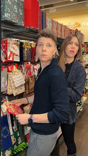 Anzeige/ Er hat im Endeffekt ein tolles Weihnachtsgeschenk für meine Mutter gefunden - mit Hilfe 😂🙈 TK Maxx zu Weihnachten ist ein einzigartiges Erlebnis 🎄dort findest du einfach die besten Geschenke-Deals und das bis zu 60% günstiger als der UVP! In jeder Ecke befindet sich ein potenzielles Weihnachtsgeschenk 🎁 Jeden Tag ein Statement mit TK Maxx ❤️ #comedy #foryou #fürdich #tkmaxxat #tkmaxxxmas #immerderbesseredeal #xmas | Virginia Ernst