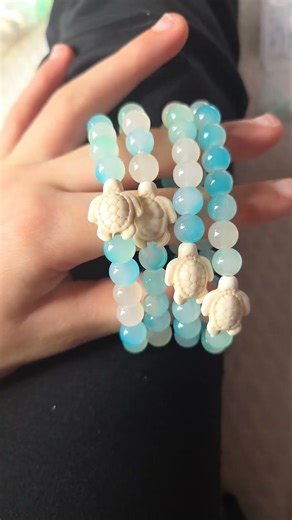 make 🐢 bracelets with me #turtlebead #beach #glassbeads #bracelet #jewlerymaking #fyp #viral