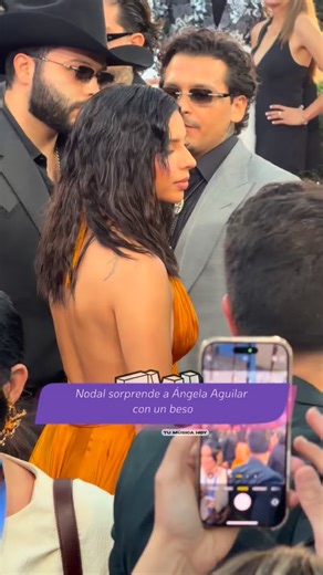 Nodal y Ángela Aguilar se robaron el show en los Latin Grammy 2025 con un beso 😘 #nodal #angelaaguilar #RitmoRomántica Fuente: tumusicahoy | Radio Ritmo Romántica