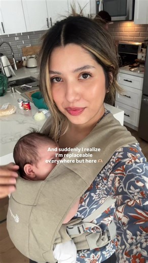 My favorite role in life 🫶🏻 • • • #momlife #family #postpartum #girlmom #newparents