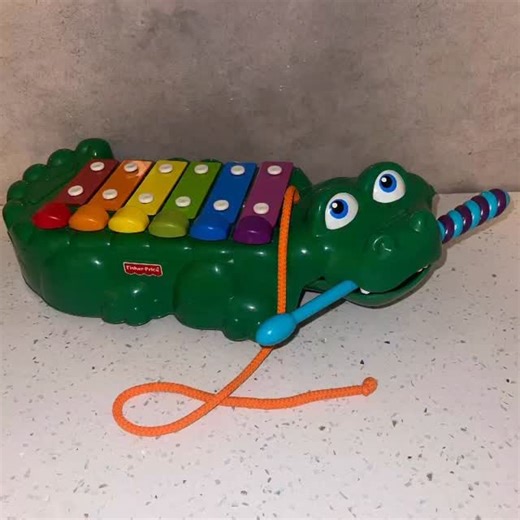 Rinconcito Martin Joaquin on Instagram: "♻️Precio $7.500✅ Fisher Price - Juguete xilófono de cocodrilo XL. Toca el piano o el xilófono con el juguete de tracción Fisher Price 2 en 1 Crocodile Keys. Toca las teclas con la varita de xilófono o presiona las teclas para usarlas como piano. ♻️Reduce, reutiliza y recicla♻️"