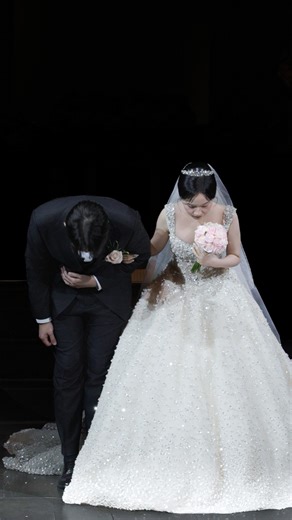 모먼트무브 on Instagram: "“WEDDING DVD” Filmed - @momentmove_ Place - @jnj_wedding_5300 #서울웨딩 #웨딩dvd #본식dvd #웨딩영상 #결혼식영상 #본식영상 #웨딩촬영 #제이앤제이아트컨벤션 #모먼트무브"