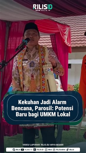 Kekuhan Jadi Alarm Bencana, Bupati Parosil: Potensi Baru bagi UMKM Lokal Bupati Lampung Barat Parosil Mabsus resmi menetapkan kentongan bambu (Kekuhan) sebagai sistem peringatan dini berbasis kearifan lokal, Kamis (12/2/2026). Peresmian dilakukan di SMPN 1 Liwa dan ditandai dengan pemukulan Kekuhan oleh Bupati Parosil dan diikuti para tamu undangan. Penetapan Kekuhan bukan tanpa alasan, Parosil menilai alat tradisional tersebut memiliki nilai historis sekaligus fungsi sosial yang kuat di tengah 