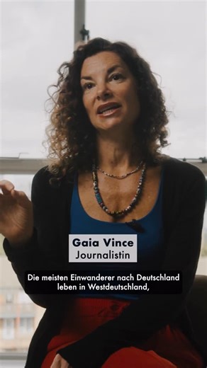 KEIN LAND FÜR NIEMAND - Abschottung eines Einwanderungslandes on Instagram: "Wo ist die Angst vor Migrant*innen am größten? @wandering_gaia über das Problem mit dem Gespenst, das umgeht in Deutschland. Where is the fear of migrants strongest? Gaia Vince on a specter haunting Germany. 📅 Auf unserer Website und bei Kinoheld findet ihr Vorführungen in eurer Nähe und könnt direkt Tickets buchen. 💛Außerdem freuen wir uns über deine Spende für unsere Arbeit auf Betterplace! Links in der Bio :)"