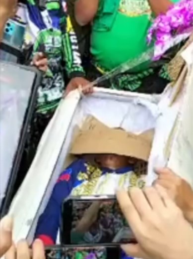 PATAY NA ANG DEMOKRASYA? #Abante | Isang Die Hard Duterte Supporter (DDS) ang humiga sa loob ng isang kabaong sa labas ng Senado ngayong Araw ng Kalayaan bilang simbolo umano ng “pagkamatay ng demokrasya” sa ilalim ng kasalukuyang administrasyon. 📹: BNC #AbanteNews #IndependenceDay