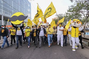 321K views · 5.4K reactions | Mención especial a un excelente profesional y gran amigo, como lo es Juan Pasten. https://www.youtube.com/watch?v=1wBoQvuV2Ic #VicenteCuellar #JuanPasten #UAGRM #SantaCruzBo | Vicente Cuellar | Facebook