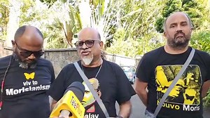 Alliance du Changement : toujours pas d’accord sur la demande d’un 3e ticket par ReA, l’assemblée du mouvement de gauche se réunit ce soir Une nouvelle rencontre a eu lieu ce mardi après-midi entre les dirigeants de Rezistans ek Alternativ (ReA), Ashok Subron, Stephan Gua et David Sauvage, et ceux de l’Alliance du Changement, à savoir Navin Ramgoolam et Paul Bérenger. La réunion s’est tenue à la résidence du leader du PTr, à Riverwalk, Vacoas. À sa sortie de la réunion, Ashok Subron a affirmé qu