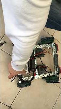 Simple robot using VEX EDR v5