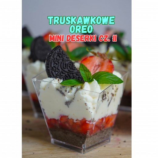 Mini deserki cz. II👇 Przepis 😍 🔥❤️🔥Zapisz przepis na później by go nie zgubić, bo prościej być nie może! Składniki na 6 naprawdę dużych deserków lub 8 mniejszych. Każdy pojemnik ma 200 ml. Spód: 150 g oreo II warstwa: 150 g truskawek III warstwa krem: 330 ml śmietanki 36%/30% 250 g mascarpone 1 czubata łyżki cukru pudru Wierzch: Oreo (krojone, mielone, i połówki), truskawki, mięta. Ps. Jeżeli chcesz więcej takich pysznych przepisów koniecznie zaobserwuj mój profil🚀🚀🚀 Ściskam Was mocno Syl