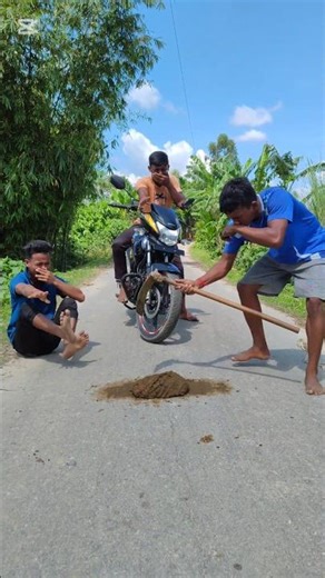 See how the car crossed because of the garbage in the middle of the road