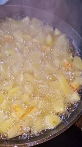 106K views · 3.7K reactions | des épinards aux œufs et pomme de terre 凜 藍 simple et rapide les ingrédients pommes de terres frites 1 oignon émincé les épinards 2 gousse d'ail sel poivre noir poivre rouge la coriandre fraîche 1 tomate  4 œufs fromage râpé persil #épinards #epinardauxoeufs #epinard #epinardchallenge #recettefacile #recetterapide #recettesimple #السلق | Les délicesdesihem | Facebook