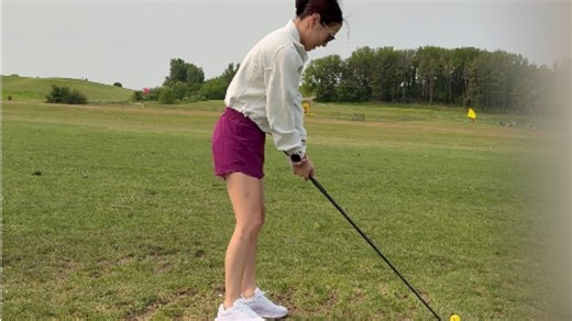 Beginner golfer hits the tee instead of the ball
